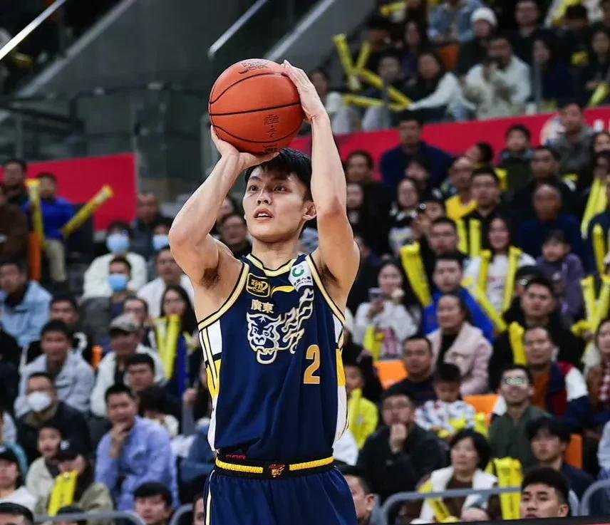包含场上打破僵局，广东队进攻连续得分锁定胜局的词条