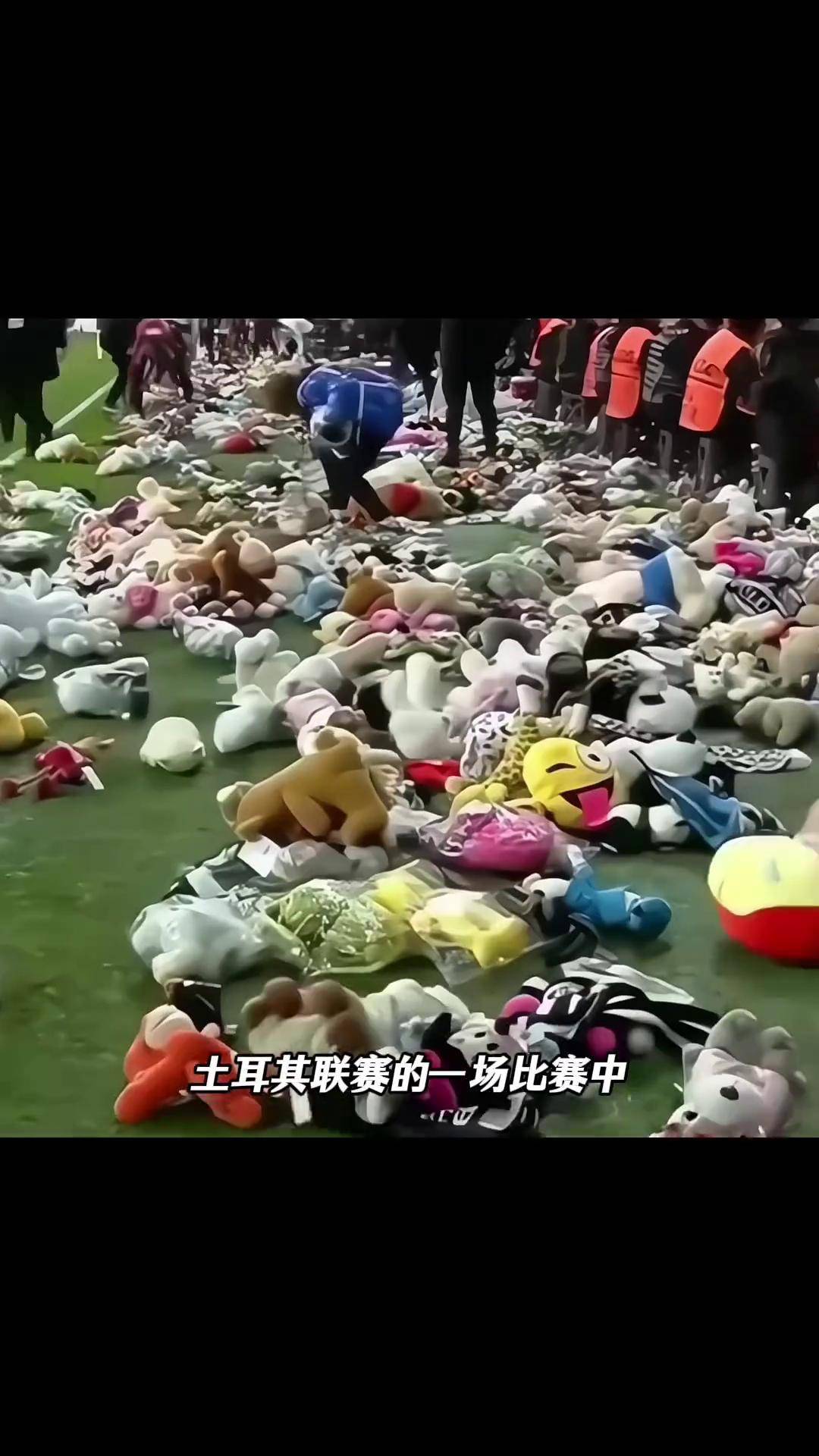精彩瞬间，球场上演惊心动魄一幕的简单介绍