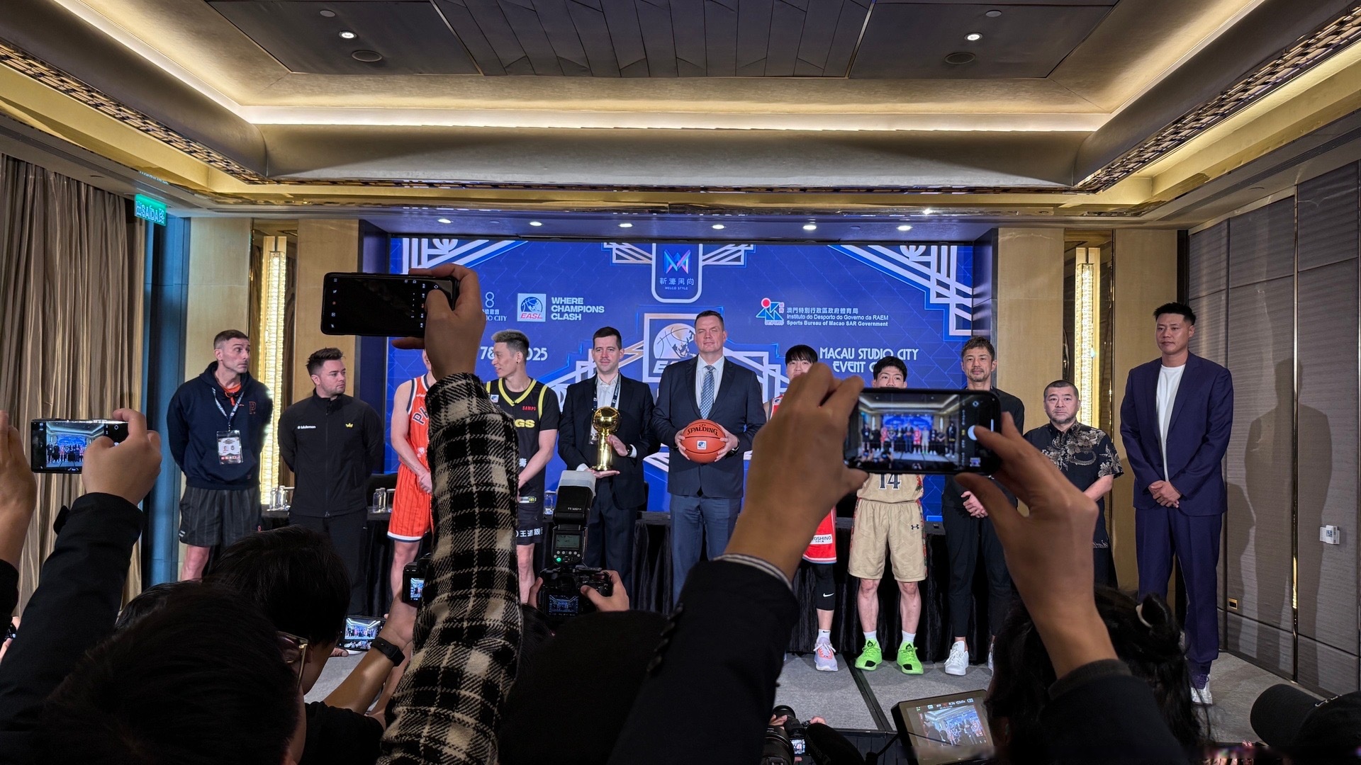 包含传奇球员回归现场观战，球迷热情欢迎的词条