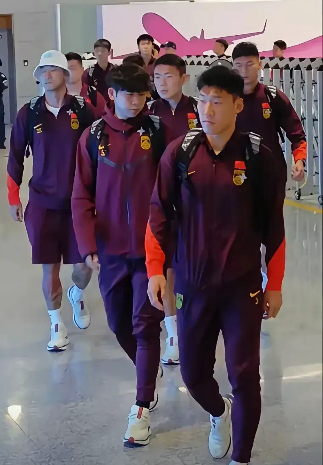 包含传奇球员回归现场观战，球迷热情欢迎的词条