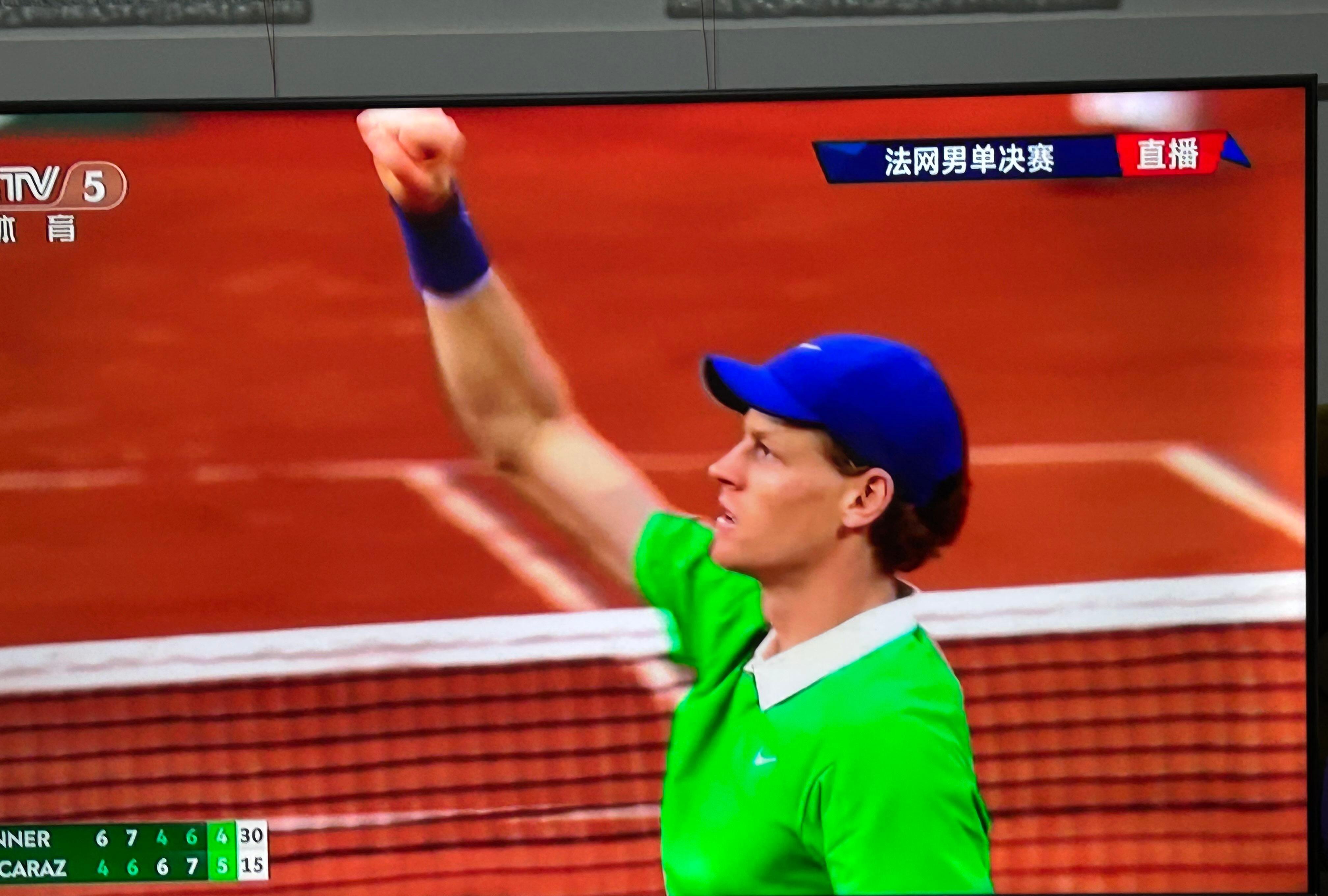 包含美国网球队鏖战法国网球队，瓦林卡爆发神勇的词条