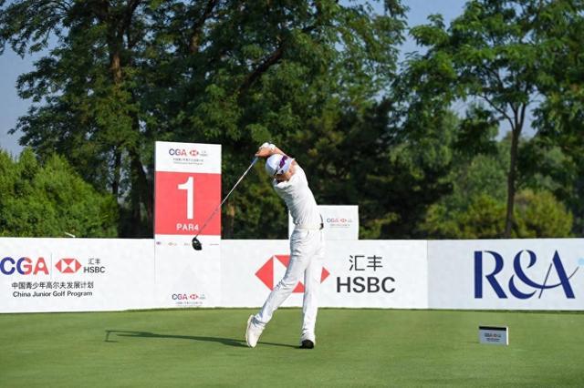 关于高尔夫选手刷新世界纪录，震撼全场的信息