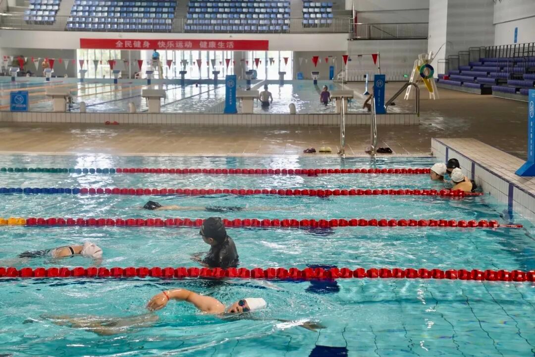 游泳场外新闻不断，话题热度爆表的简单介绍