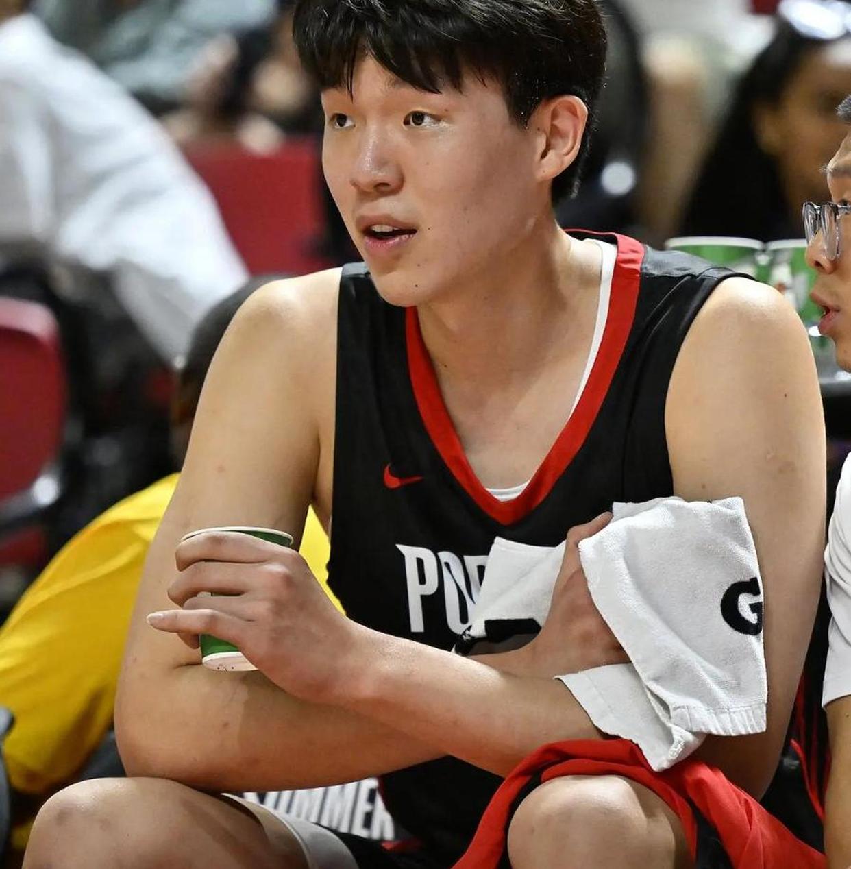 76人轻取广东队,胡金秋扛起全队 76人轻取广东队,胡金秋扛起全队